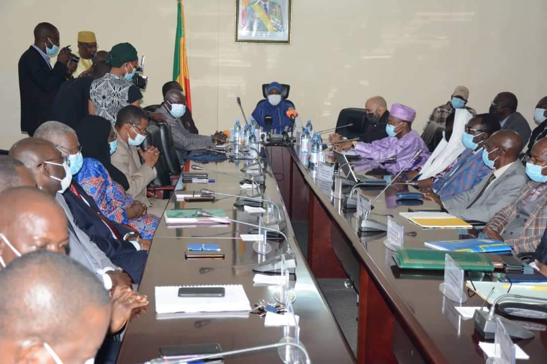 Cérémonie de signature des contrats de performance entre les directeurs des hôpitaux du Mali et la ministre en charge de la santé
